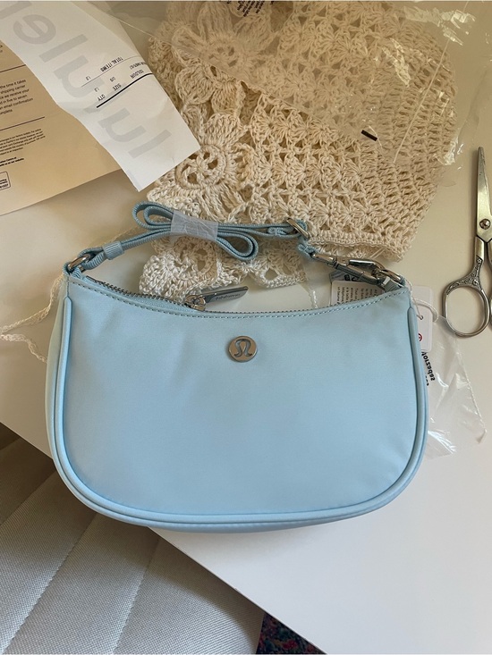 lululemon shouder bag Unisex Convertible Ruched Crossbody 16L And Lip Balm Lululemon athletica City Essentials Mini